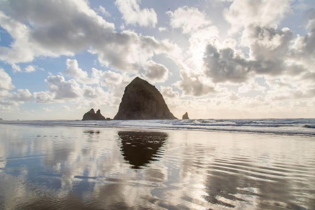 Cannon Beach Vibes, Steps To The Beach,Wifi,3 Full Bedroom En Suites With 3 Fireplaces,Near Downtown Exterior photo